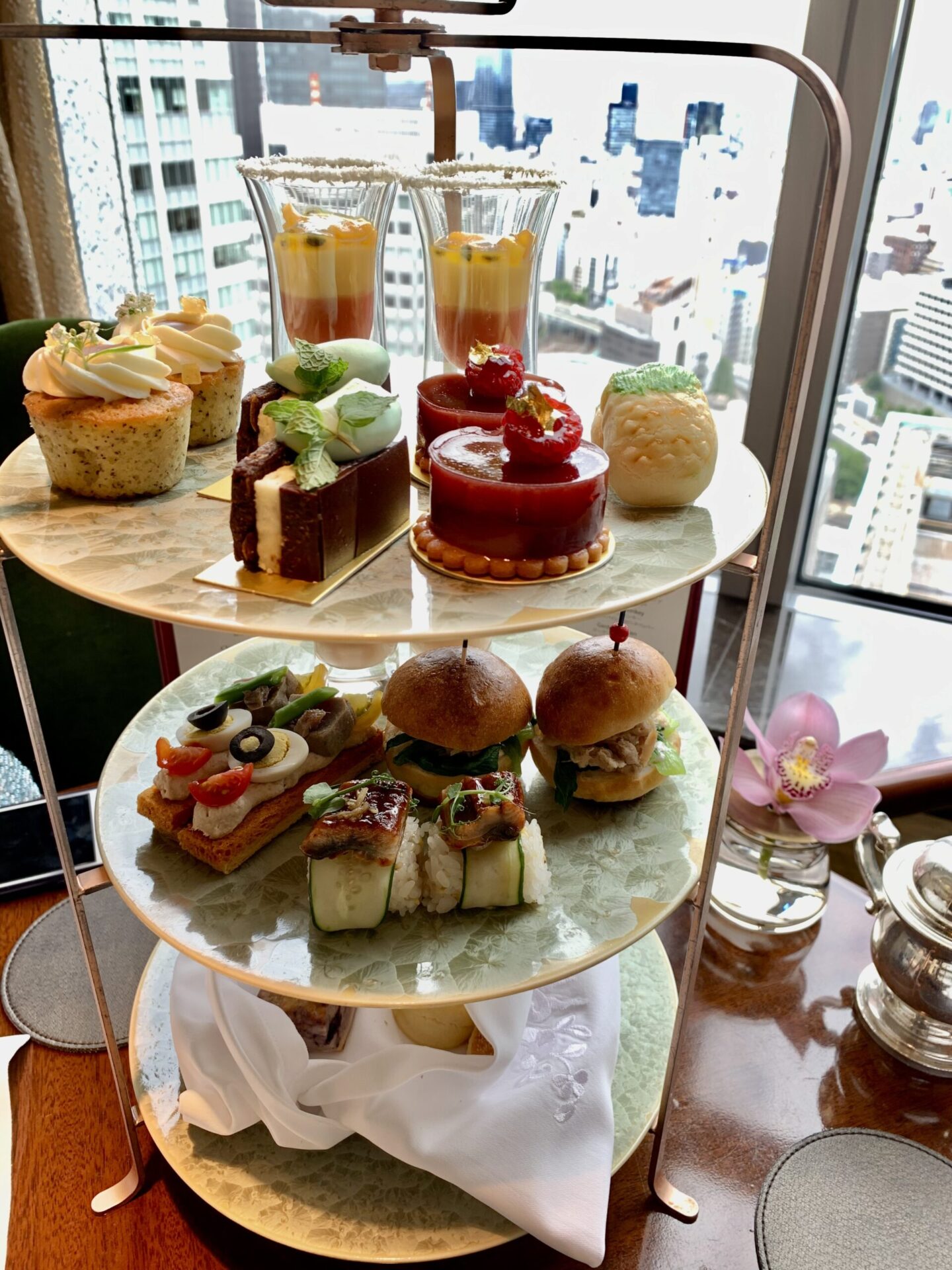 シャングリ・ラ 東京「The Lobby Lounge」でアフタヌーンティーを食す実践編 | むらさきマイラー夫婦が行く！